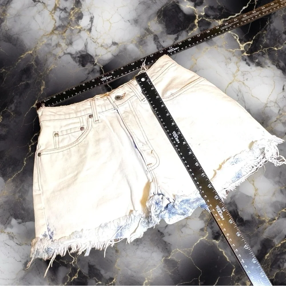 Levi’s Vintage Silvertab 630 Raw Hem Acid White Wash Jean Shorts Size 9/10